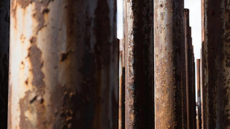 Стальной стержень в ледяном панцире: как винтовые сваи покоряют мерзлую землю