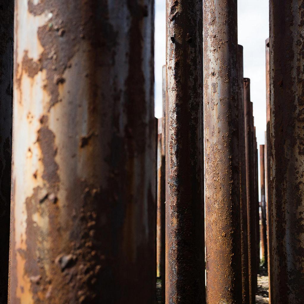 Стальной стержень в ледяном панцире: как винтовые сваи покоряют мерзлую землю